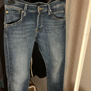 Jack&Jones slim/Glenn - Snygga blå jeans. De har en slim passform och är perfekta för en avslappnad stil.