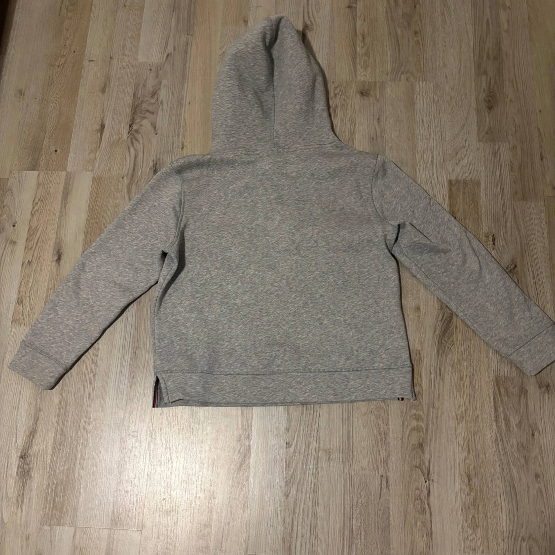 Grå hoodie från Tommy Hilfiger - 1