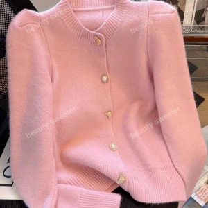 Rosa kofta med dekorativa knappar - Säljer en helt oanvänd rosa kofta från Shein i storlek M.💗 Bilderna är direkt från Shein. Perfekt för en stilren och trendig look! 