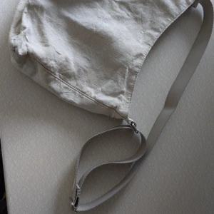 Väska i min från Weekday - Beige väska i linne från Weekday. Har ett stort fack med dragkedja och ett mindre fack inuti. Fint skick! Kan hämtas i Malmö eller skickas. Ansvarar ej för eventuellt slarv från postens sida!