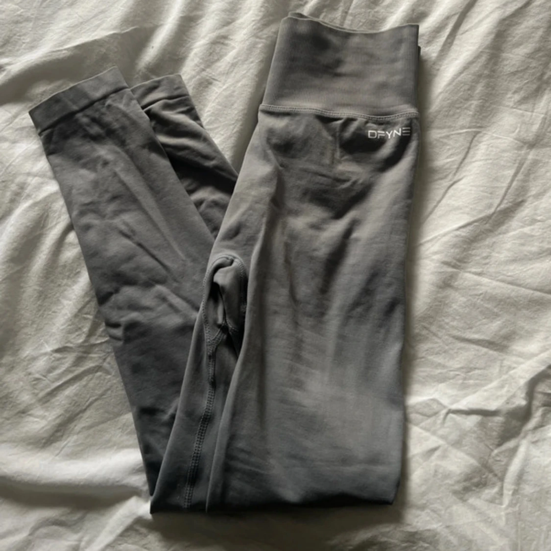 Grå leggings från DFYNE