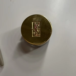 Blå ögonskugga från YSL - Blå väldigt pigmenterad ögonskugga från YSL. Jag har bara andvänt den 1 gång på en fest. Minns tyvärr inte nypriset.