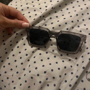 Chimi liknande solglasögon🥰 - Snygga solglasögon med svart tonade glas och en fin mörk båge. Perfekta för att ge din stil en extra edge.