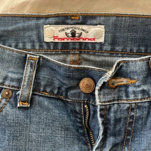 Blå lågmidjade jeans - Snygga low waist jeans från Fornania!💗Säljer då de inte kommer till användning. Priset kan sänkas vid efterfrågan!💞Midje mått 37cm rakt över,innerbenslängd 82cm 😊skriv för fler bilder 