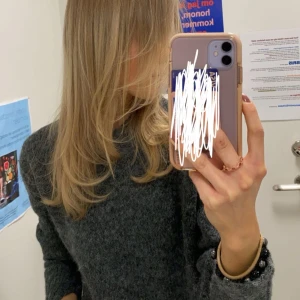 Mörkgrå stickad tröja - Säljer en mysig mörkgrå stickad tröja med rund hals. Perfekt för kyliga dagar med sin varma och bekväma passform.  Tyvärr blivit nopprig, vilket syns på bilden 