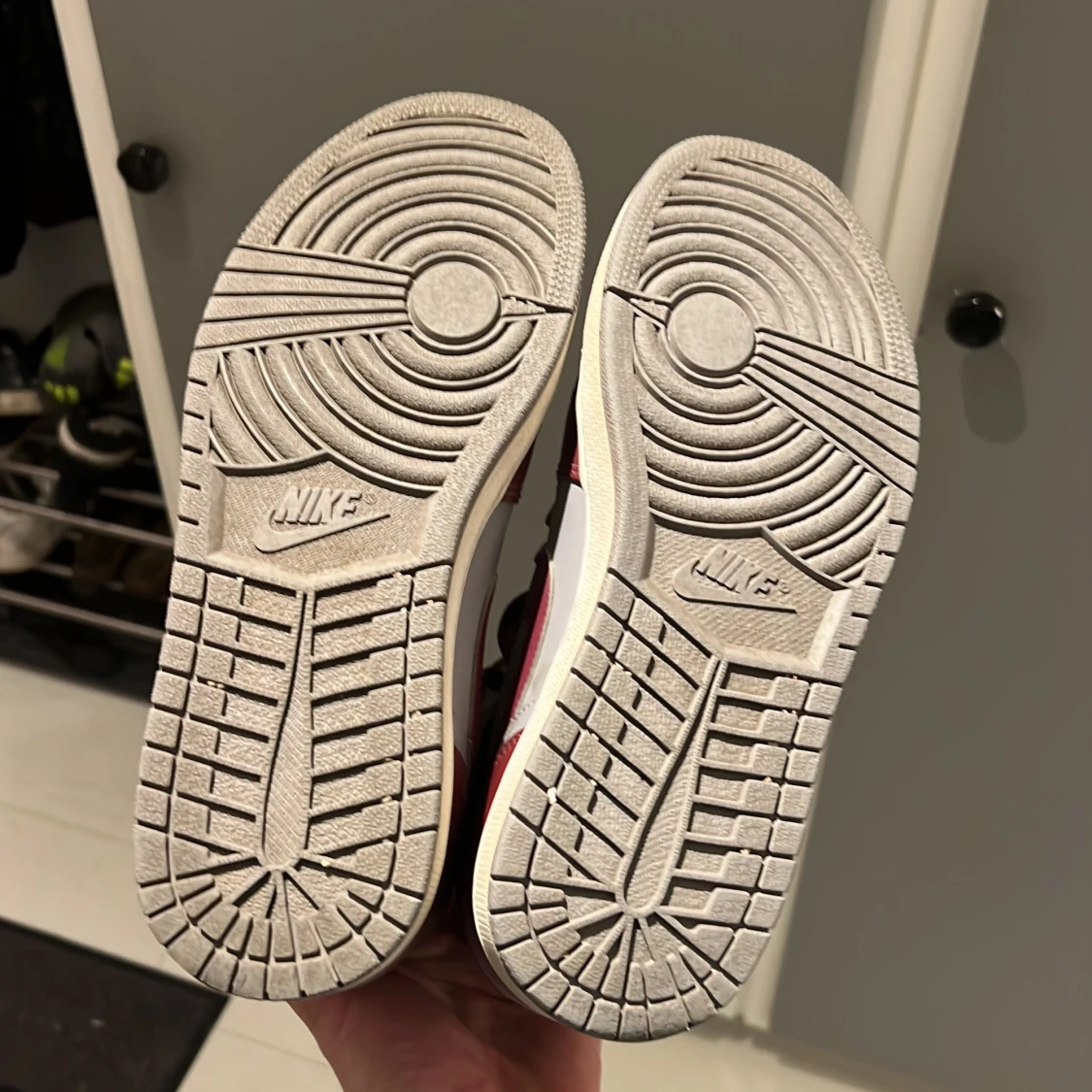 Nike Air Jordans i vinrött och grått - 3