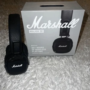 Marshall Major IV trådlösa hörlurar - Säljer ett par svarta Marshall Major IV trådlösa hörlurar. De erbjuder över 80 timmars trådlös speltid och kommer med en laddningskabel och manualer. Perfekt för musikälskare som vill ha både stil och funktionalitet.