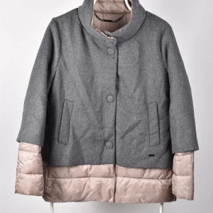 Unik vårjacka med kappa - Säljer denna helt underbara coola jacka i storlek L. Perfekt till våren och i mycket bra skick! Pris kan förhandlas :)