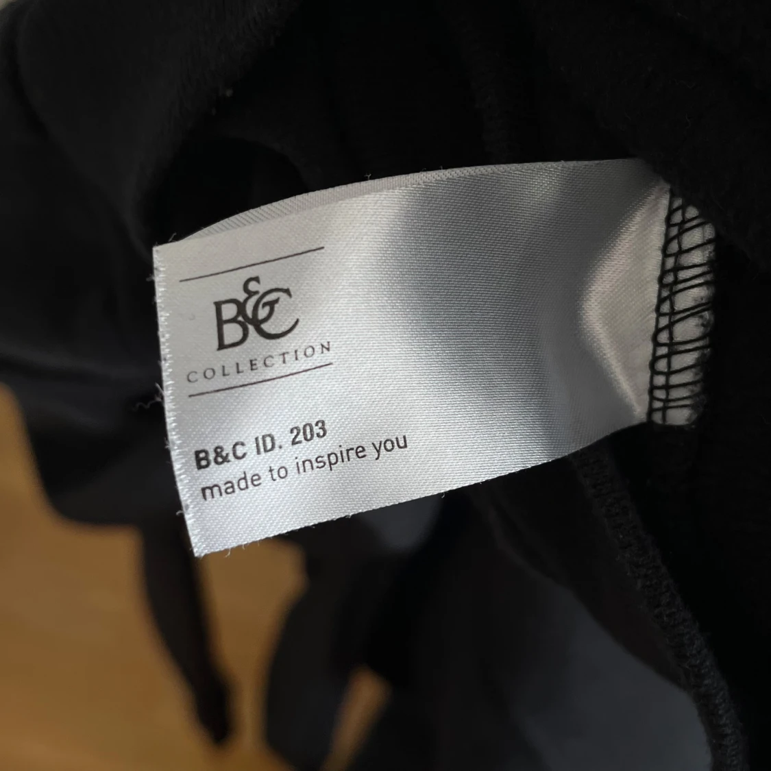 Svart hoodie med tryck från B&C Collection - 3