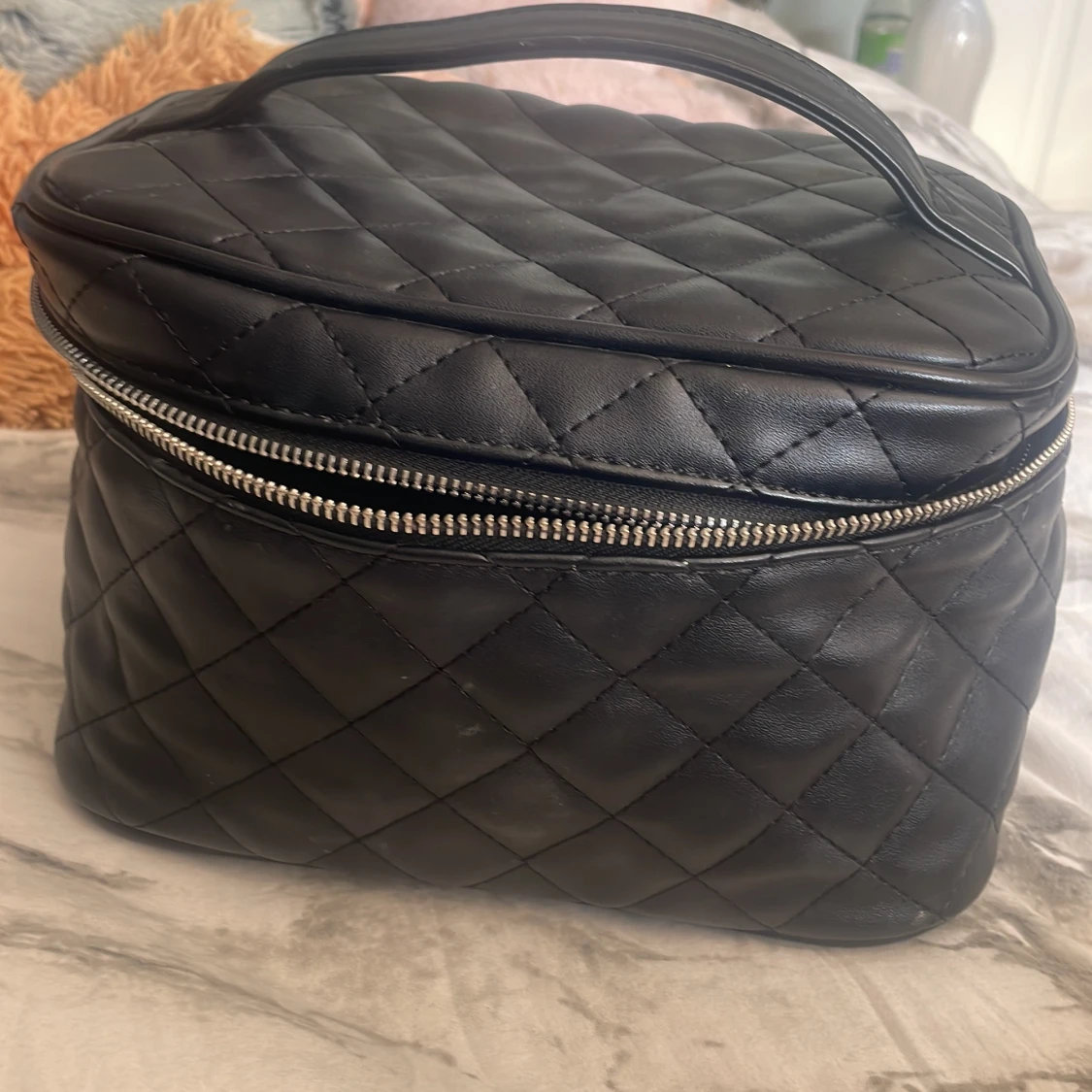 Svart quiltad väska