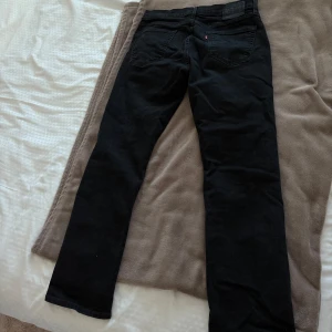 Svarta jeansbyxor - Svarta Levi’s Jeans, modell 514. Byxorna är i mycket fint skick. Storlek: W32 L30