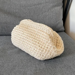 Vit clutch - Handvirkad clutch i återvunnet bomull, mått är ca 22x17cm!