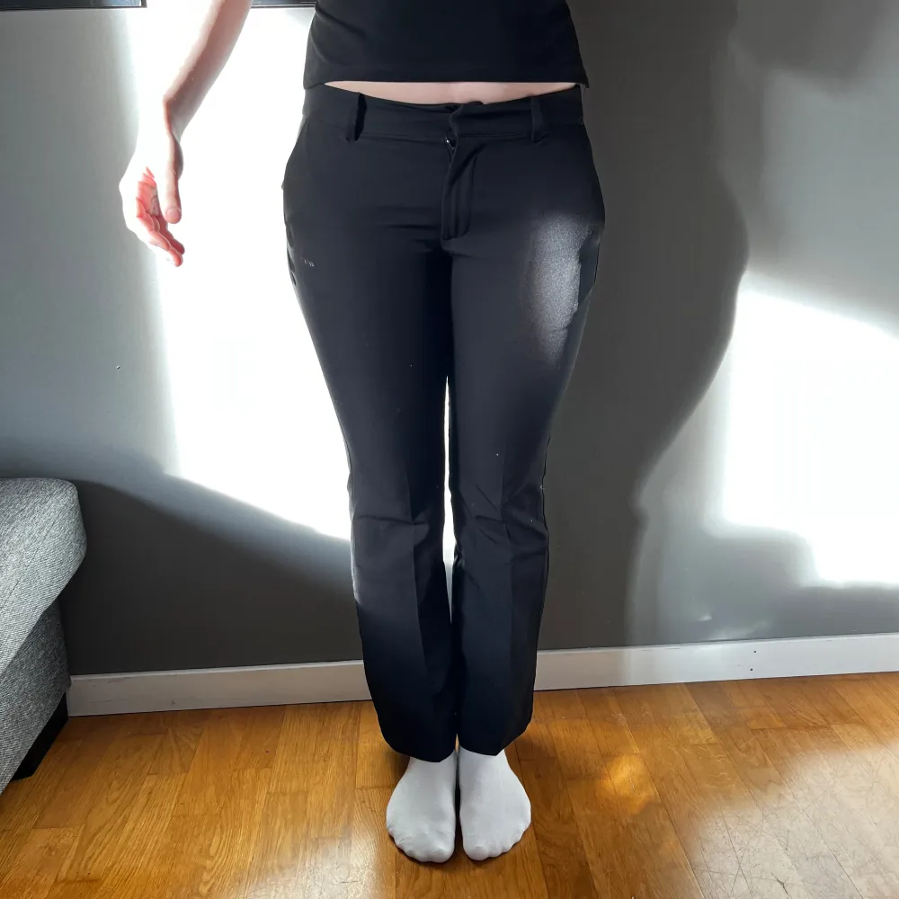 Vera petite kostymbyxor i storlek 38. Hon på bilden är 165 i jämförelse💕 OBS! Liten vit fläck på höger ben vid fickan (se bild 1) Köparen betalar för frakt. Farkut & Housut.