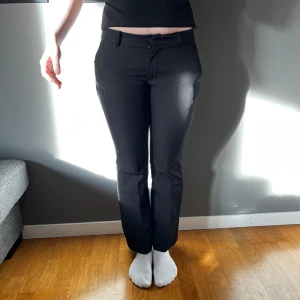 Lågmidjade kostymbyxor - Vera petite kostymbyxor i storlek 38. Hon på bilden är 165 i jämförelse💕 OBS! Liten vit fläck på höger ben vid fickan (se bild 1) Köparen betalar för frakt