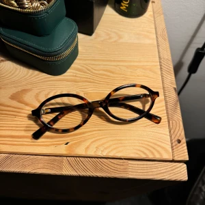 Miu Miu inspirerande göasögpn - Säljer dessa super trendiga blue light glasögon som är en grym kopia på ett par andra glasögon som verkligen trendar just nu🤍