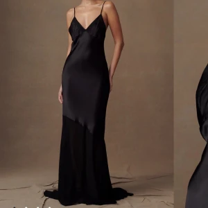 Svart långklänning i satin - Elegant svart aftonklänning i satin med smala axelband och djup rygg. Perfekt för en studentbal! Helt oanvänd då jag hittat en annan klänning till min bal🙌🏻pris kan diskuteras!