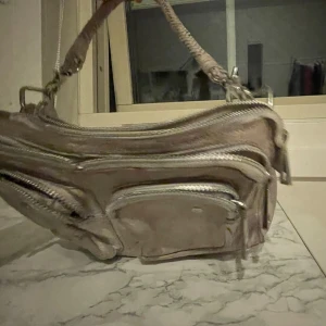 Beige NÚNOO  - Snygg núnoo väska me” flätat” band 🎀 