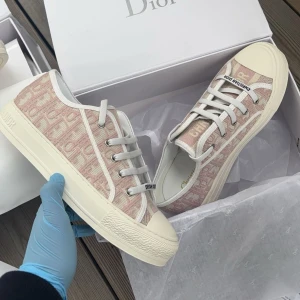 Dior sneakers  - Heej! Säljer nu dessa dröm! Skor som jag har använt till speciella tillfällen, som ni kan se är skorna i ett fruktansvärt bra skick, och allt med följer så som box och påse! Skorna är i storlek 38 samt ett annat par som är i storlek 39! Japp ni hörde rätt, har alltså 2 par likadana skor som jag planerar på att sälja. Tveka inte att höra av er vid minsta lilla fundering 