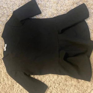 Svart topp zara - Snygg svart topp från Zara. Perfekt för en stilren look. 💕💕 använd 1 gång💕