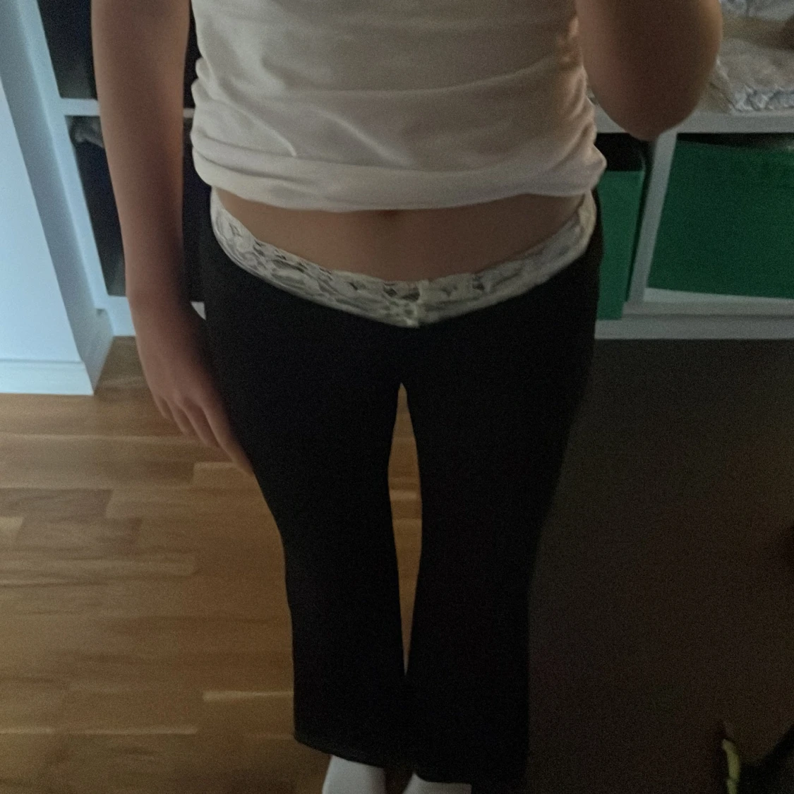 Svarta byxor med spetsdetalj - 1