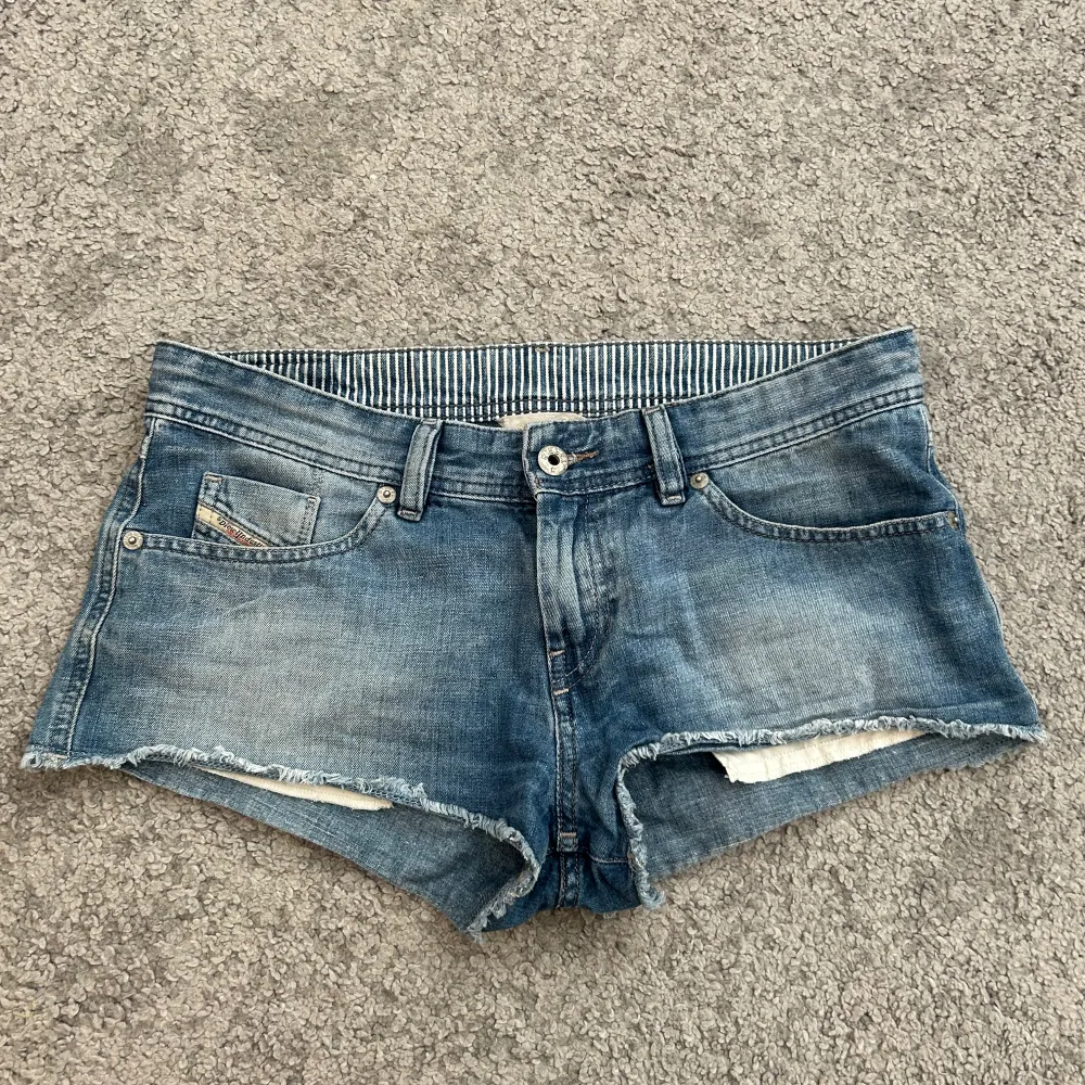 säljer dessa snygga lågmidjade jeans shorts från disel💕. Shortsit.