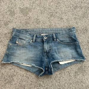 lågmidjade jeans shorts - säljer dessa snygga lågmidjade jeans shorts från disel💕