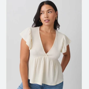 Top från Gina - Jättesöt vit top från Gina som endast är använd 1 gång ☁️