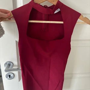 Cut out top från Zara - Trendig cut out top från Zara! Vinröd och i jättefint skick ! Säljs tyvärr inte längre . Kom med prisförslag ☺️