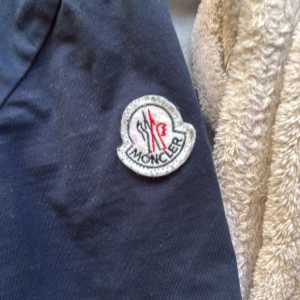 Moncler tröja - En skön Moncler tröja knappt använd pris inte hugget i sten våga ställ frågor!
