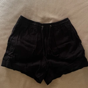 linne shorts  - Marinblå linne shorts från h&m.