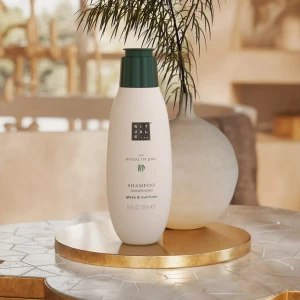 Nytt! The Ritual of Jing Shampoo - Helt nytt! The Ritual of Jing Shampoo är berikat med multifruktkomplex och kokosolja för glans och näring. Det gör håret mjukt och glansigt från rot till topp. Risextrakt och macadamiaolja stärker och återställer fuktbalansen. Perfekt för ett friskt och glänsande hår.