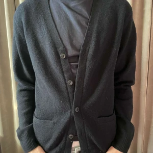 Cardigan mörkblå - Säljer en stilren mörkblå kofta från Uniqlo. Den har en klassisk design med knappar framtill och två fickor. Helt nytt skick knappast använd inga defekter. Nypris ca 400, vårt pris 229💵storlek xs modellen är 175 så passar någon runt den längden. Hör av er vid minsta lilla fundering😊