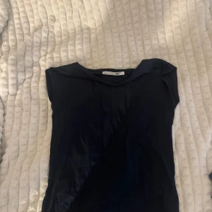 Mörkblå topp från 157 - Säljer en enkel svart topp från 157. Perfekt för en stilren look. Toppen har en klassisk design med korta ärmar och rund halsringning. Säljer för 50😊