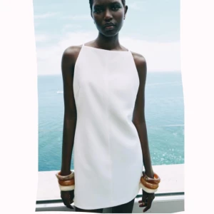 Vit klänning -  vit klänning från zara min absoluta favorit men kan tyvärr inte ha den längre, perfekt till student eller vanliga sommardagar😍egna bilder finns!