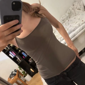 Brun linnetopp - Säljer en stilren brun linnetopp med smala axelband. Perfekt för en avslappnad look. Passar bra till jeans eller kjol. Står inte mycket information på varan💞Skulle tro att den är S eller XS men det står inte på den💗