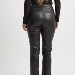 Skinnbyxor NAKD - Supersnygga skinnbyxor från nakd, som nya. Stl 36 🖤