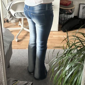 Blå bootcut jeans - Snygga blå bootcut jeans med tvättad look och är lågmidjade. Köpte för jag tyckte de va as snygga men insåg snabbt att de inte passade min stil tyvärr, är därmed inte använda mer än ett par gånger. 