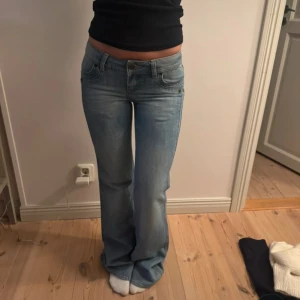Ljusblå jeans från Reactive - Snygga ljusblå jeans från Reactive med bootcut-stil. Lågmidjade och bootcut nästan inga tecken på användning förutom lite smuts längst ned på jeansen men det borde gå bort i tvätten. Älskar dom men är för långa för mig så därför säljer jag. 