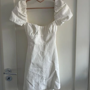 Klänning - Jätte fin klänning från Zara i storlek S. Puff ärmar och öppen rygg med snörning. Perfekt till avslutning eller studenten! Bara använd en gång, inga defekter, så som i ny skick! 