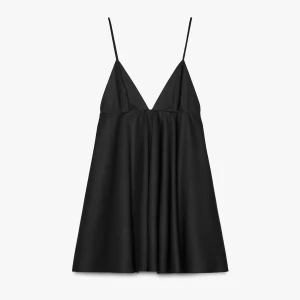 Svart klänning - Supersnygg svart klänning med smala axelband. Jättefin både till finare tillfällen och som sommarklänning. Klänningen är lite puffig och faller jättefint. Helt ny!!! 🌟🖤