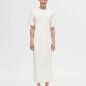 Vit stickad långklänning Selected Femme - Supersnygg vit stickad långklänning från Selected Femme. Size L but fits M/L