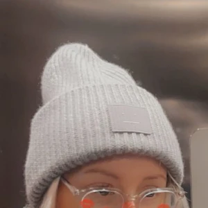 Acne mössa - Super fin grå acne mössa i den populära modellen. Slutsåld för tillfället, knappt använd och där av inga defekter!!