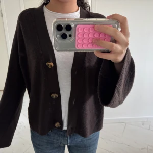 Cardigan - Snygg cardigan från hm med lite vidare armar nedtill.