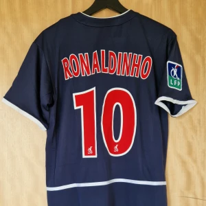 Ronaldinho fotbollströja PSG 02-03 - Ronaldinho PSG repIika fotbollströja 02-03. Hwlt ny med tag. Storlek: Medium