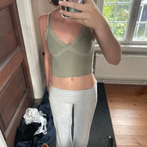 Grön croppad linnetopp från H&M Divided - Snygg ljusgrön croppad linnetopp från H&M Divided!! Storlek XS, pris kan diskuteras 🥰🥰