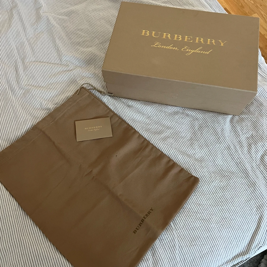 Burberry vita sneakers med rutig detalj - 3