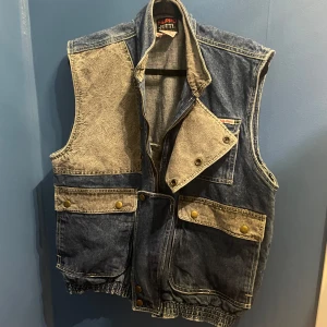 Unik jeansväst  - Jeansväst med unika fickor och detaljer 