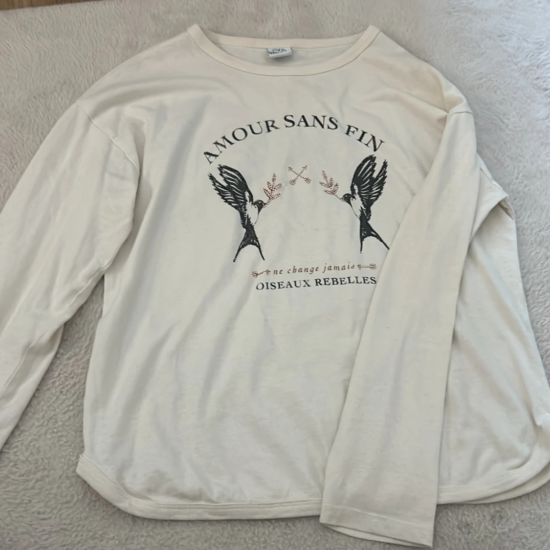 Vit långärmad tröja med tryck från MONKI