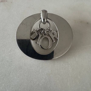 Silverfärgad brosch från Dior - Snygg oval brosch från Dior i silverfärgad metall. Köpte den i Frankrike Paris.   Ca 5 cm bred. Skriv för fler detaljer!!!💗💗 Priset går att diskutera!!!💗 VINTAGE