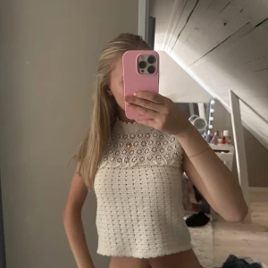 Vit virkad ärmlös topp med spets - Superfin croppad topp i vit virkad stil med blommig spets upptill. Finns inte kvar i Zaras sortiment och inte att få tag på!!